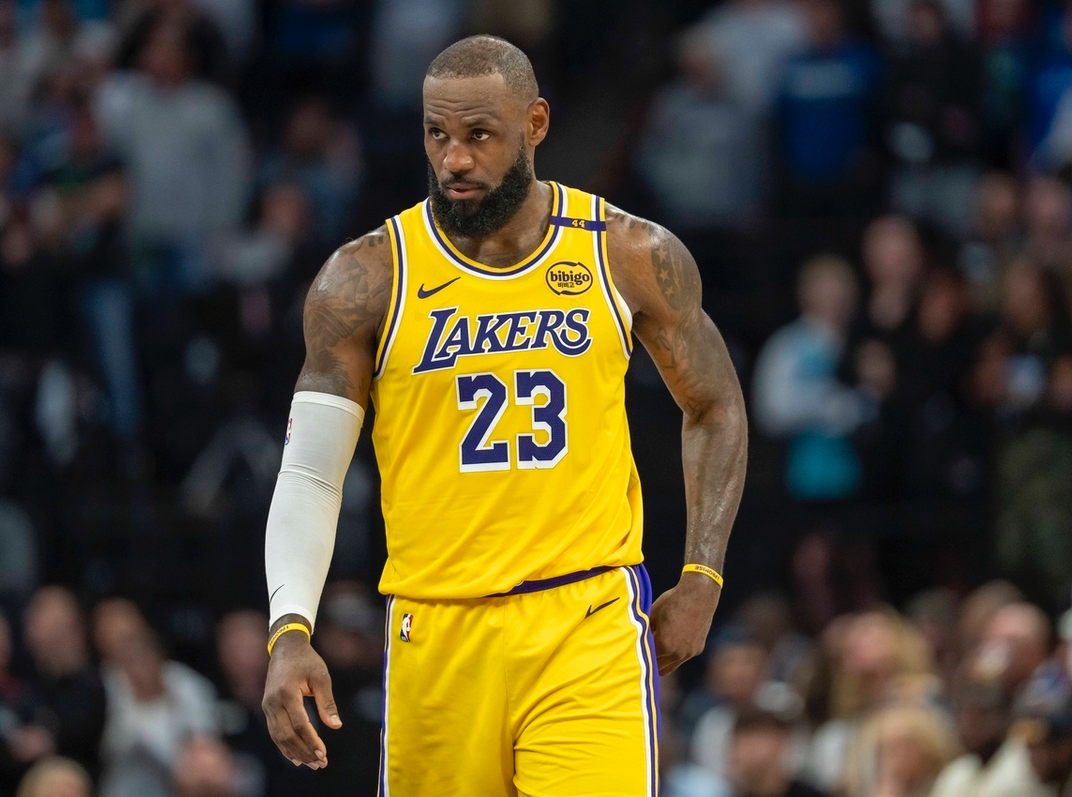 leyu公司-詹姆斯41岁后场均24.2分7.2篮板7助攻！历史独一档！